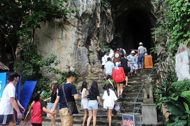 Du kh&aacute;ch tham quan thắng cảnh Ngũ H&agrave;nh Sơn.