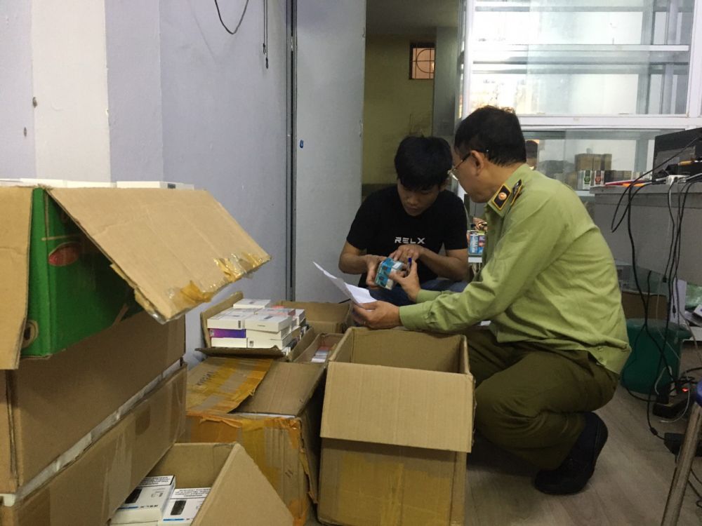 Đo&agrave;n kiểm tra thu giữ gần 1.600 m&aacute;y h&uacute;t thuốc l&aacute; điện tử v&agrave; phụ kiện c&aacute;c loại.