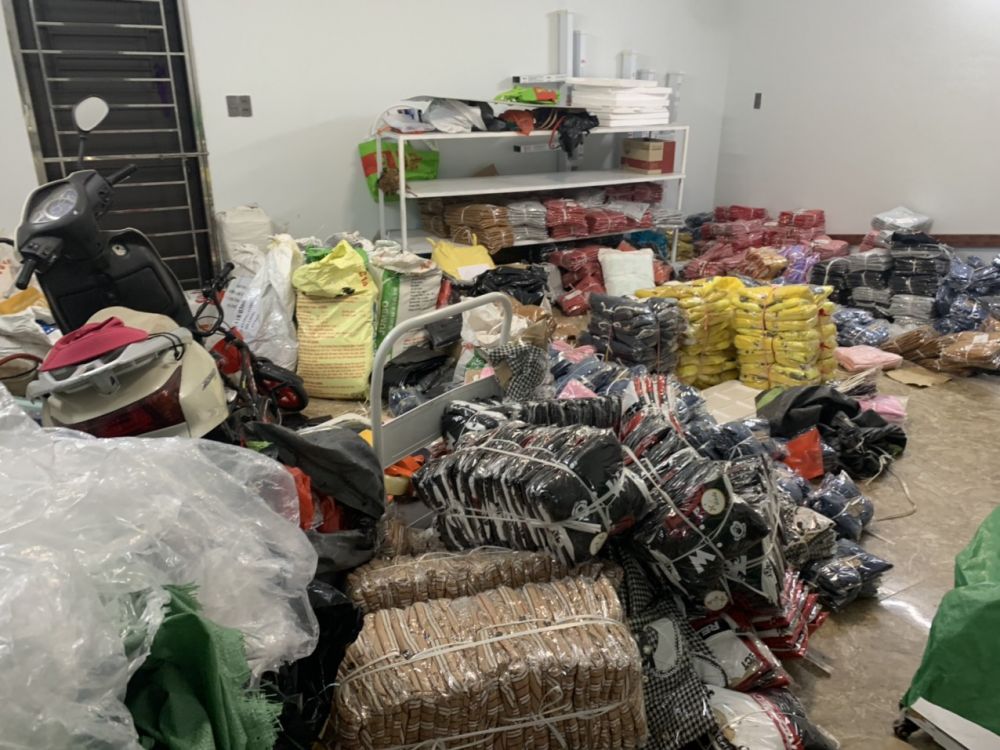 Kho h&agrave;ng thời trang nhập lậu.