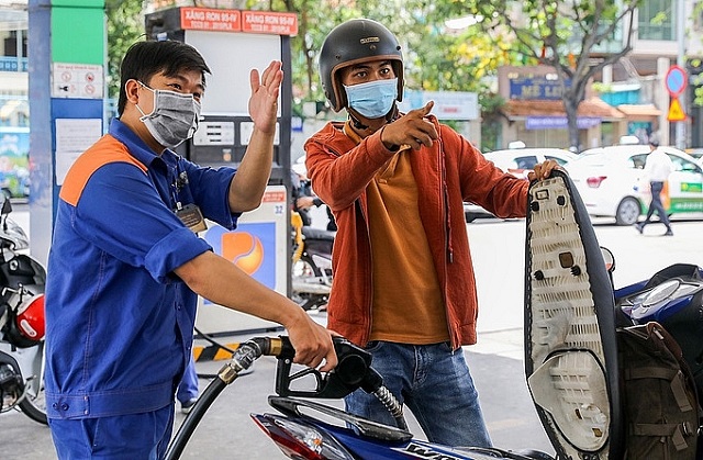 Xăng giảm gần 240 đồng/l&iacute;t.