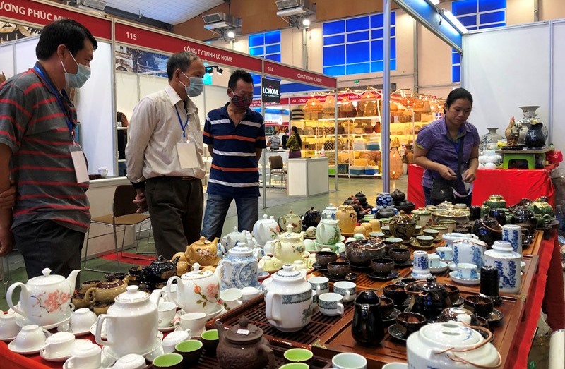 Tham quan, mua sắm h&agrave;ng thủ c&ocirc;ng mỹ nghệ tại hội chợ.