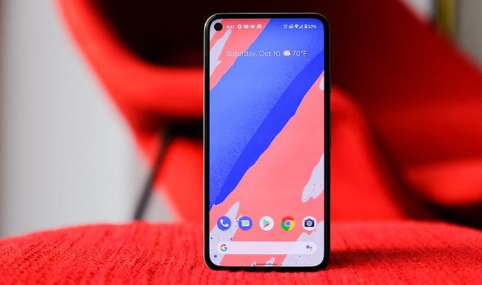 Google Pixel 5 dùng cảm biến vân tay ở mặt lưng thay vì trong màn hình.