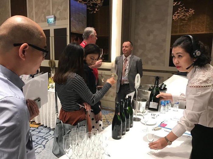 Đại diện các doanh nghiệp ngành rượu vang Việt Nam tại chương trình “Nếm thử rượu vang trực tuyến” do Business France tổ chức.