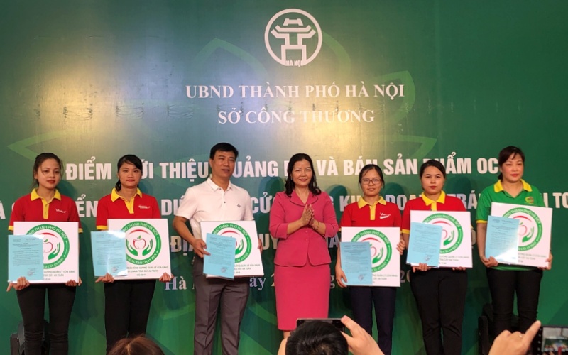Trao biển nhận diện cửa h&agrave;ng tr&aacute;i c&acirc;y an to&agrave;n cho c&aacute;c cơ sở đủ điều kiện.