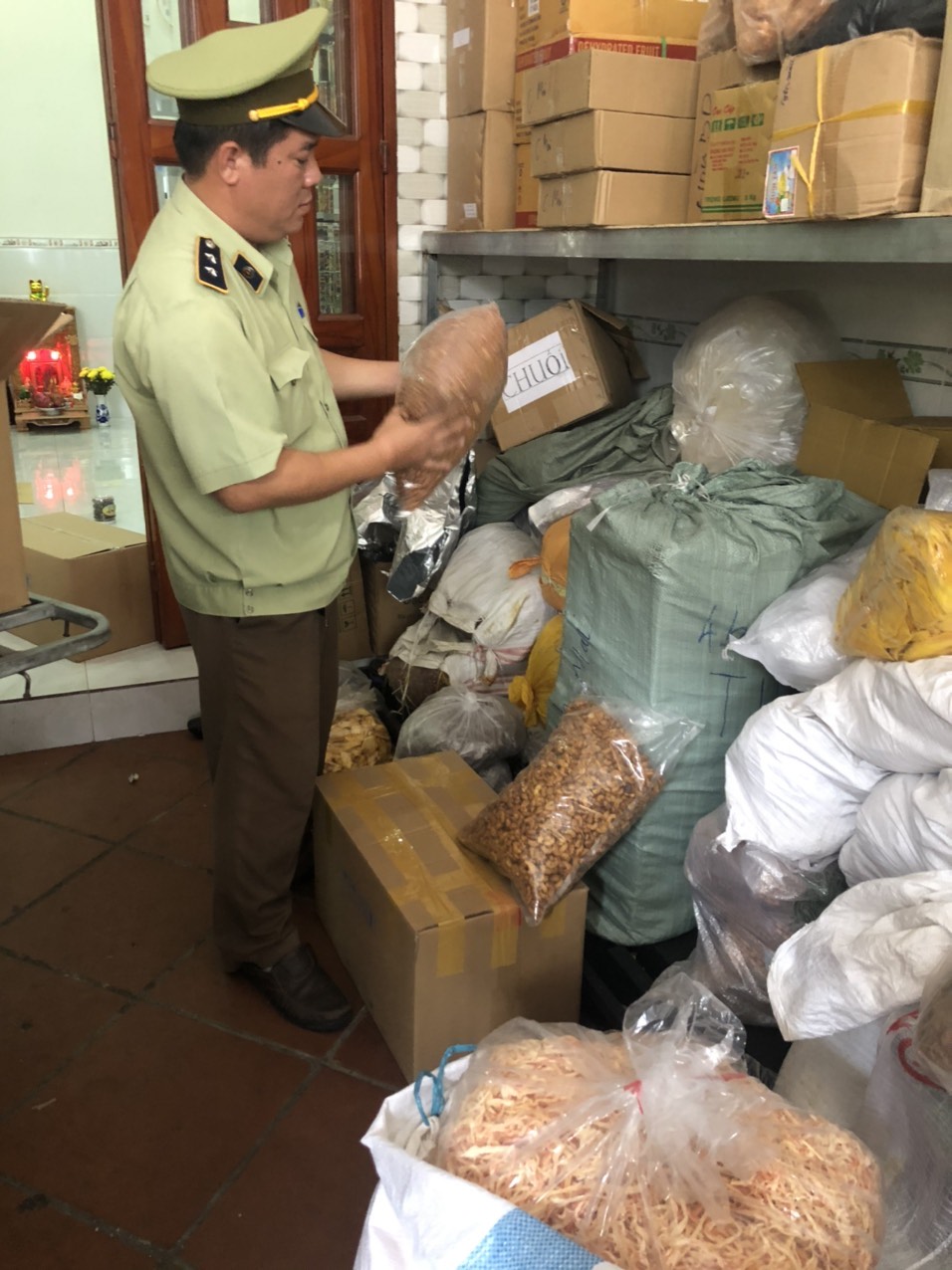 Hơn 1.300 kg thực phẩm kh&ocirc;ng r&otilde; nguồn gốc xuất xứ.