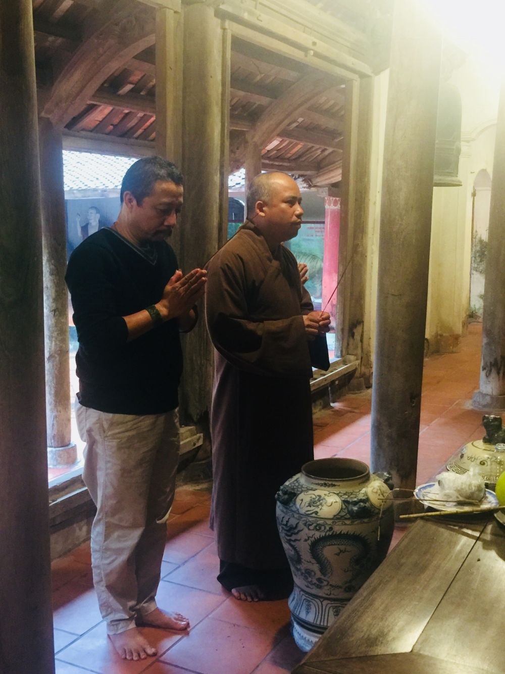Sư thầy Thích Thanh Lương và nghệ nhân Nguyễn Ngọc Tuấn thỉnh xin chân linh tại đền thờ Thánh sư Tuệ Tĩnh.