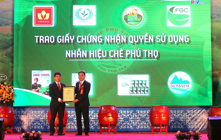 Hội chợ OCOP n&ocirc;ng sản v&agrave; c&ocirc;ng bố nh&atilde;n hiệu chứng nhận ch&egrave; Ph&uacute; Thọ.