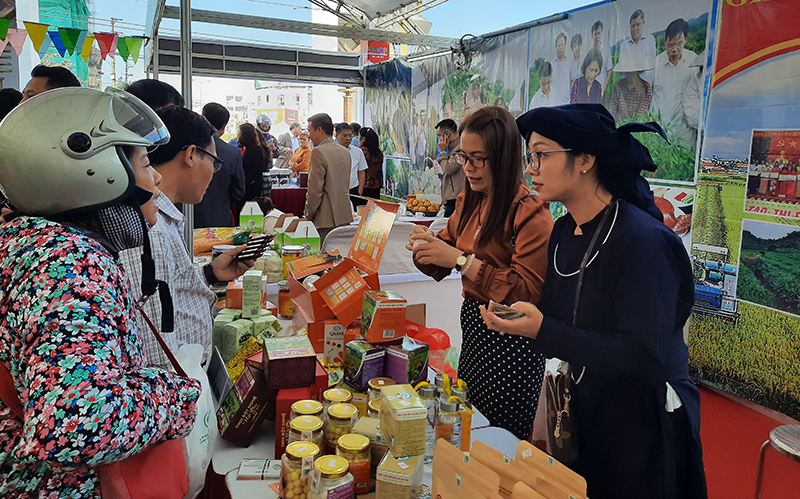 Ngay sau lễ khai trương đ&atilde; c&oacute; đ&ocirc;ng đảo người d&acirc;n đến tham quan, mua sắm.