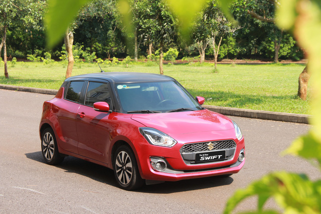 Suzuki Swift - mẫu hatchback gây được sự thu hút ngay từ ánh nhìn đầu nhờ kiểu dáng trẻ trung, thanh lịch.