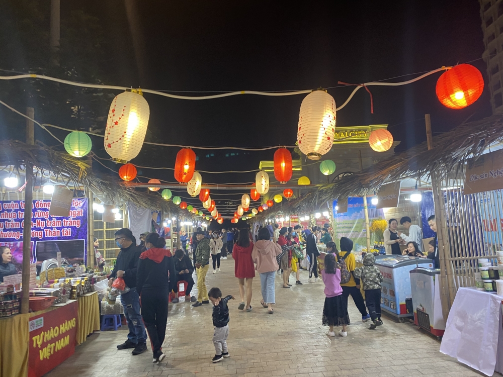 Điểm nhấn của hội chợ l&agrave; giới thiệu về c&aacute;c đặc sản đặc trưng c&aacute;c v&ugrave;ng miền tr&ecirc;n khắp Việt Nam.