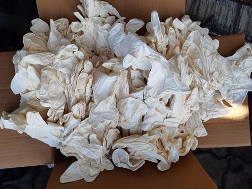 L&ocirc; h&agrave;ng găng tay bị nh&agrave;u n&aacute;t, dơ ẩm mốc.