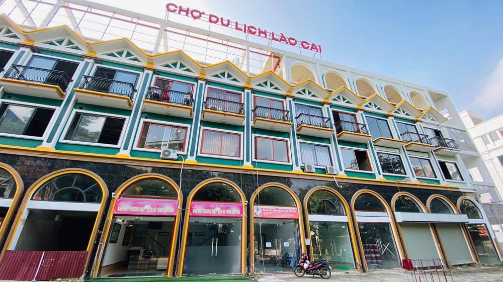 Chợ du lịch L&agrave;o Cai.
