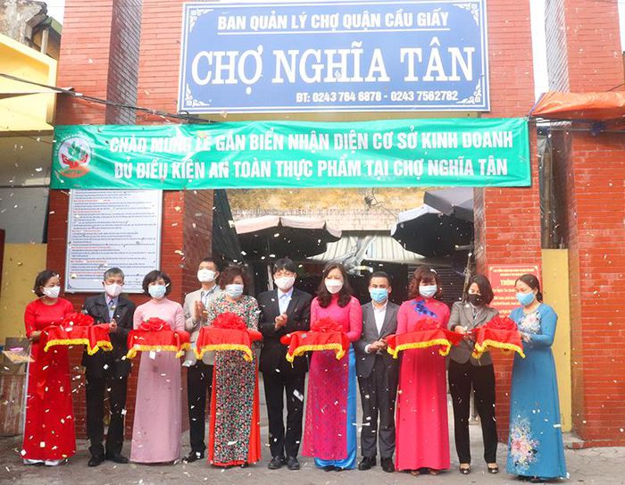 Quận Cầu Giấy (H&agrave; Nội) gắn biển nhận diện cơ sở kinh doanh đủ điều kiện an to&agrave;n thực phẩm