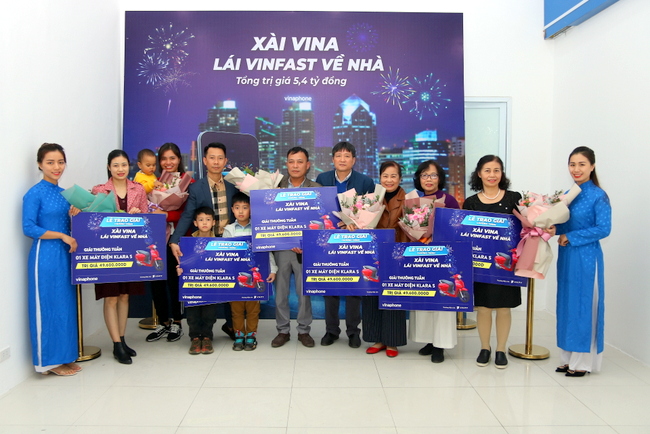 Vinaphone H&agrave; Nội trao giải thưởng tuần ''X&agrave;i Vina, l&aacute;i Vinfast về nh&agrave;'' đợt 2.