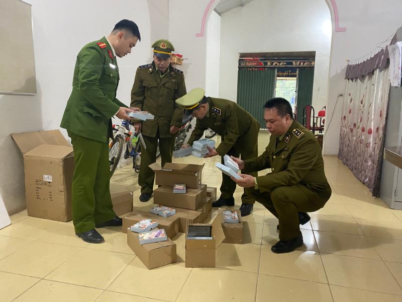 Lực lượng chức năng kiểm đếm h&agrave;ng h&oacute;a vi phạm.