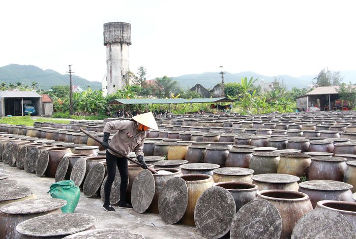 Nguyên liệu cá để chế biến Nước mắm sá sùng được ủ chượp trong các chum trong thời gian 24 tháng và được phơi dưới ánh nắng mặt trời.