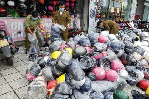 Phát hiện hơn 400 mũ bảo hiểm có dấu hiệu giả mạo nhãn hiệu.