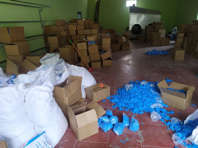 Hơn 8 tấn găng tay y tế đ&atilde; qua sử dụng được b&aacute;n với gi&aacute; 3.000 đồng/kg.