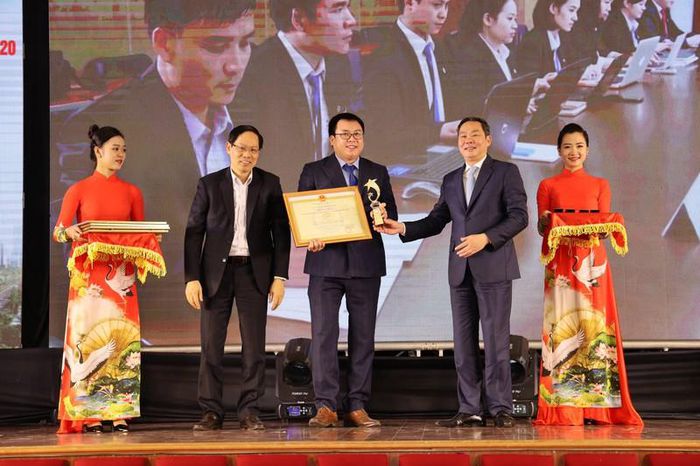 Đại diện Tập đoàn Tân Á Đại Thành nhận danh hiệu Sản phẩm công nghiệp chủ lực TP Hà Nội năm 2020.