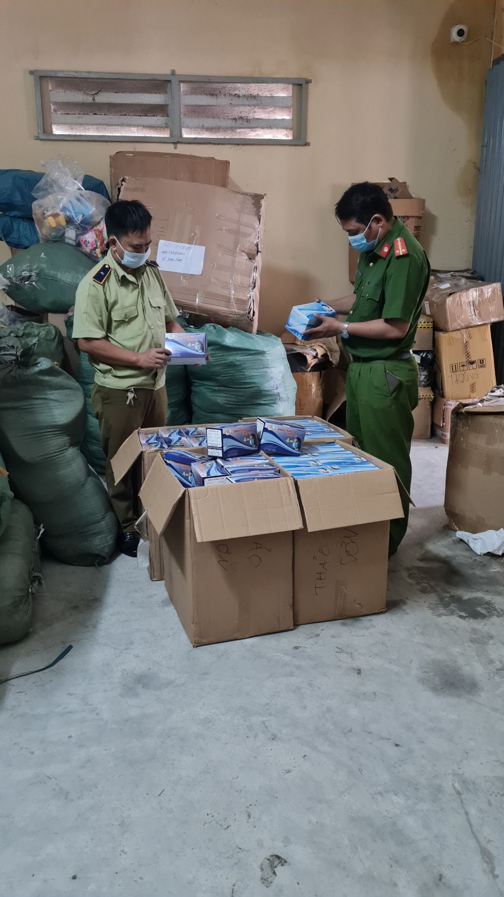 Thu giữ h&agrave;ng ngh&igrave;n sản phẩm kh&ocirc;ng c&oacute; h&oacute;a đơn chứng từ tại Ph&uacute; Y&ecirc;n.