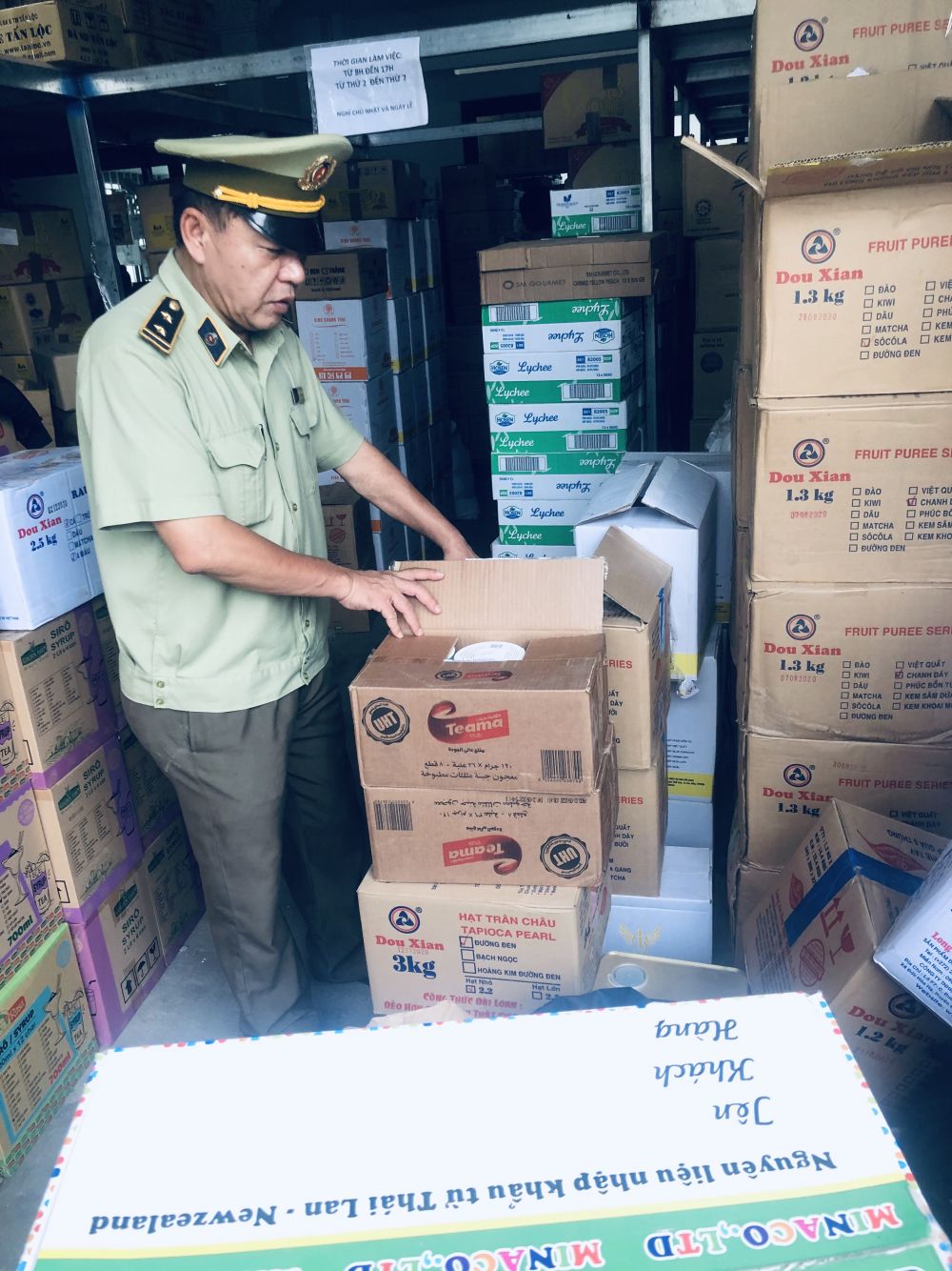 B&igrave;nh Dương: Tr&ecirc;n 8 tạ nguy&ecirc;n liện chế biến tr&agrave; sữa kh&ocirc;ng r&otilde; nguồn gốc.