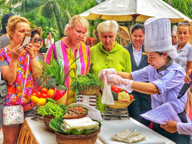 Ở mỗi khu nghỉ dưỡng, khách sạn nội đô thương hiệu Vinpearl, món phở Thìn biến tấu sẽ sở hữu những công thức độc quyền lấy cảm hứng từ đặc sản địa phương.