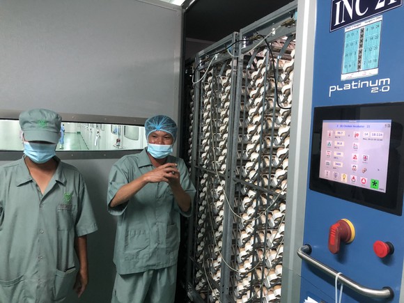 Nh&agrave; m&aacute;y ấp trứng với c&ocirc;ng suất 1 triệu con/tuần.