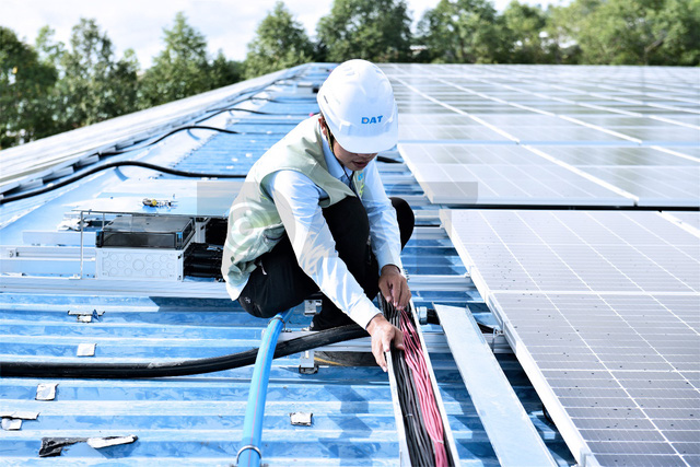 Kỹ sư DAT Solar kiểm tra kỹ lưỡng hệ thống dây dẫn.