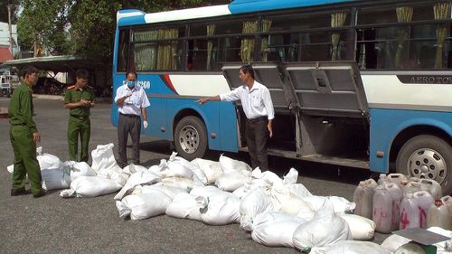 Phương tiện và tang vật bị lực lượng chức năng phát hiện, bắt giữ.