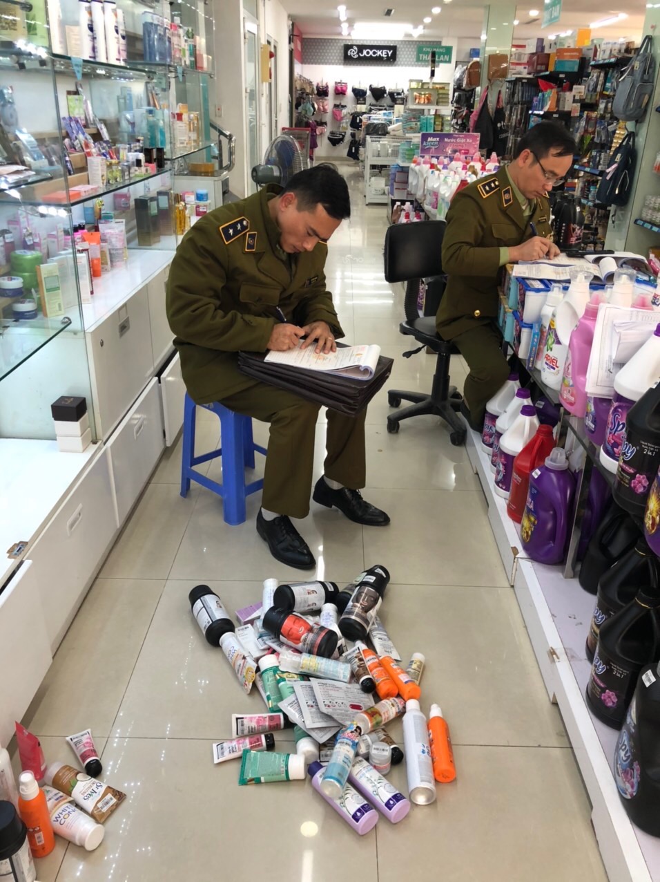 Lực lượng chức năng lập bi&ecirc;n bản vi phạm.