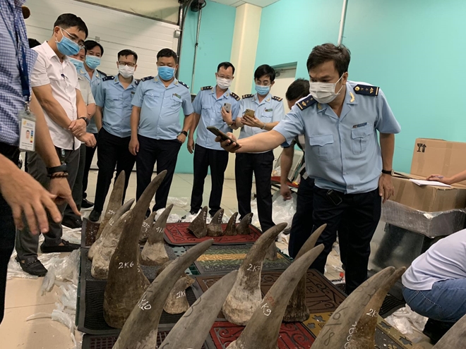 Lực lượng chức năng kiểm tra l&ocirc; h&agrave;ng..