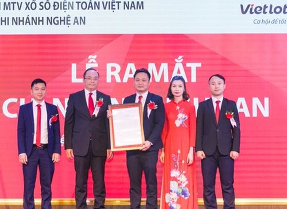Ông Lê Văn Hoan - Chủ tịch Công ty Xổ số điện toán Việt Nam trao quyết định thành lập Chi nhánh Nghệ An.