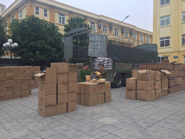 Hơn 10 tấn bánh kẹo không rõ nguồn gốc bị lực lượng chức năng phát hiện và bắt giữ tại cảng Hà Nội.