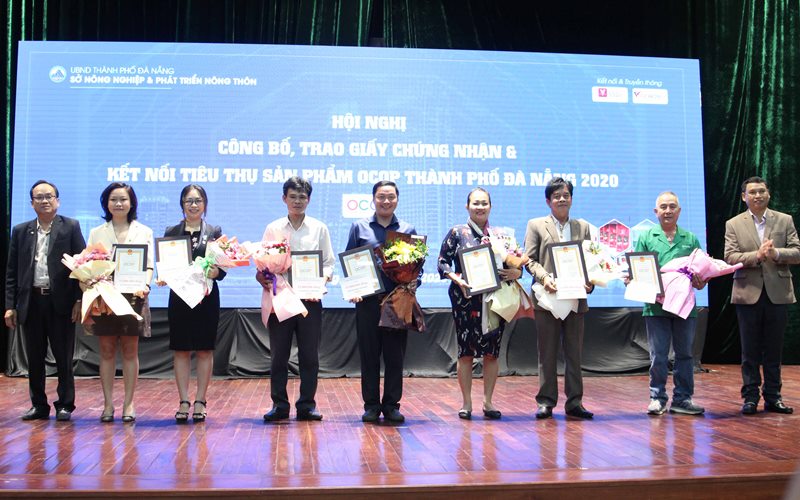 Trao Giấy chứng nhận OCOP 4 sao cho c&aacute;c sản phẩm.