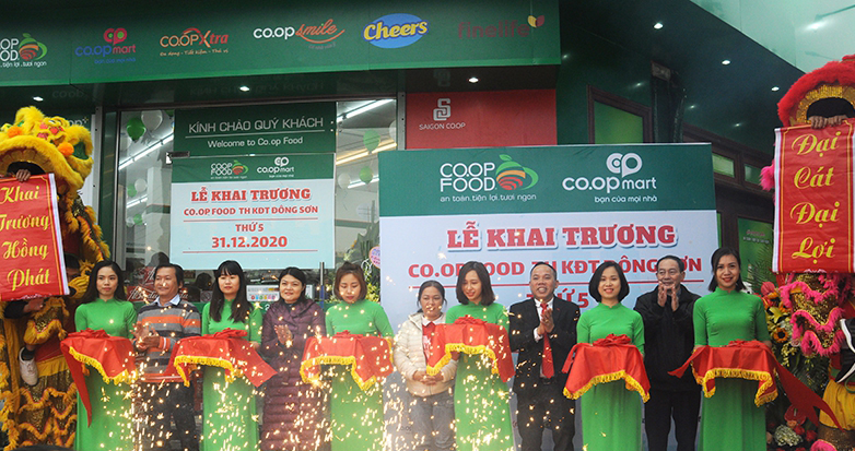 C&aacute;c đại biểu cắt băng khai trương cửa h&agrave;ng thực phẩm tiện lợi Co.op Food TH KĐT Đ&ocirc;ng Sơn.
