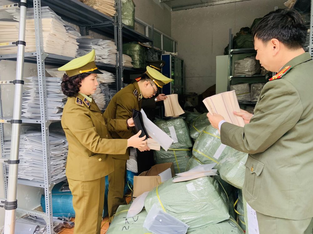 Kiểm tra h&agrave;ng ho&aacute; vi phạm.