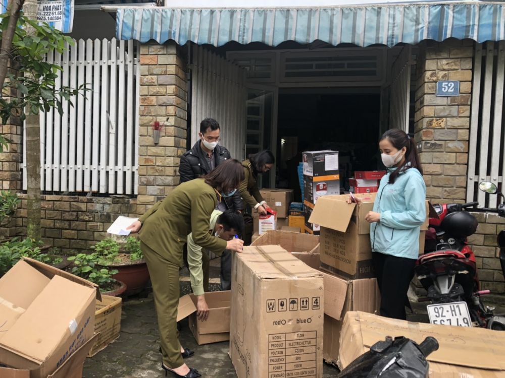 Lực lượng chức năng kiểm đếm h&agrave;ng ho&aacute; vi phạm.