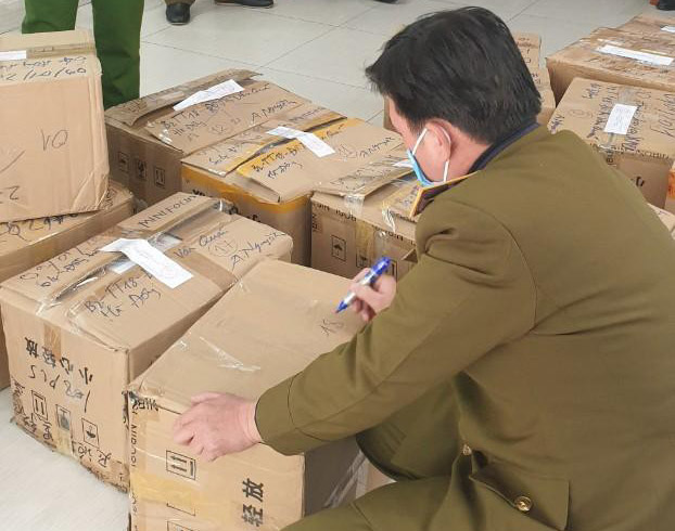 Lực lượng chức năng ni&ecirc;m ph&ograve;ng số đồng hồ thu giữ