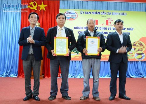 Trao Chứng nhận nhãn hiệu tập thể nghệ vàng Bình Châu cho xã Bình Châu.