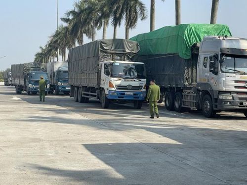 Công an Hải Dương kiểm tra đoàn xe chở hàng lậu trên cao tốc Hà Nội - Hải Phòng