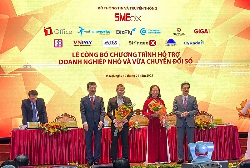 NOVAON được Ph&oacute; Thủ tướng Vũ Đức Đam v&agrave; Bộ trưởng Nguyễn Mạnh H&ugrave;ng vinh danh.
