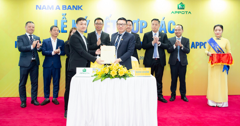 Đại diện Nam A Bank v&agrave; AppotaPay k&yacute; kết hợp t&aacute;c.