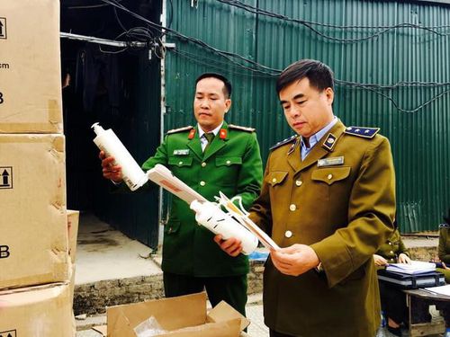 Lực lượng chức năng ph&aacute;t hiện l&ocirc; h&agrave;ng kh&ocirc;ng h&oacute;a đơn chứng từ.