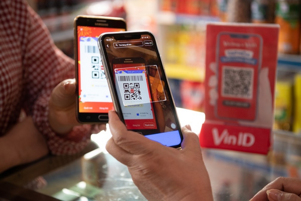 Mua h&agrave;ng tại tạp h&oacute;a li&ecirc;n kết VinShop, kh&aacute;ch h&agrave;ng c&oacute; thể qu&eacute;t m&atilde; để thanh to&aacute;n qua VinID Pay v&ocirc; c&ugrave;ng tiện lợi.