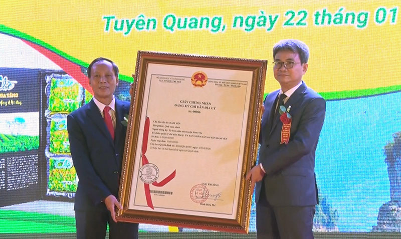 Trao Giấy chứng nhận Chỉ dẫn địa lý Cam sành Hàm Yên cho lãnh đạo UBND huyện Hàm Yên.