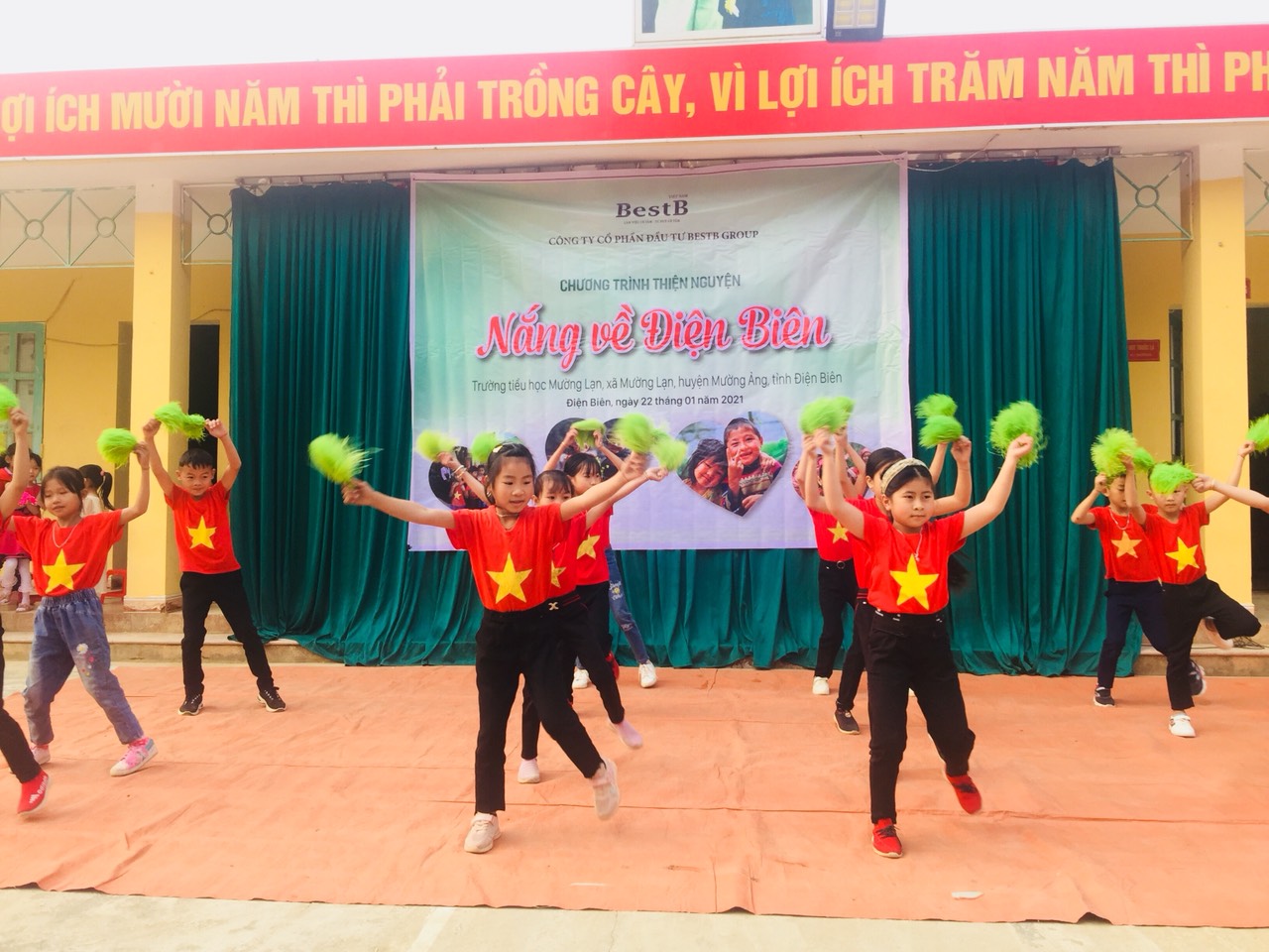 Hát múa giao lưu của các bé trường tiểu học xã Mường Lạn (huyện Mường Ảng).