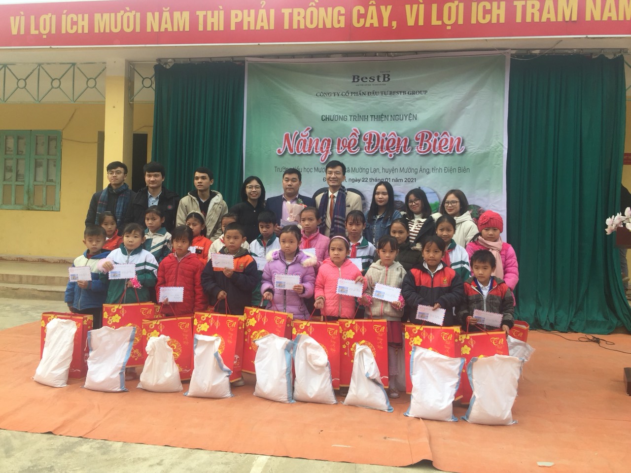 Ông Phạm Anh Cường , Chủ tịch HĐQT - Tổng Giám đốc Best B Goup (thứ 6 từ trái qua, hàng cuối) trao quà cho các em học sinh nghèo, vượt khó, học giỏi ở trường tiểu học Mường Lạn.