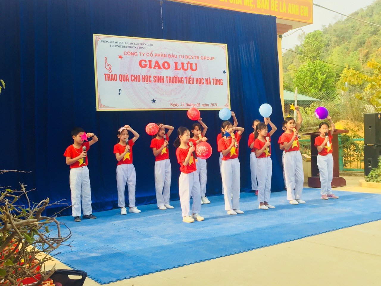 Múa hát chào mừng Đoàn thiện nguyện Best B Group tại trường tiểu học Nà Tòng (huyện Tuần Giáo).