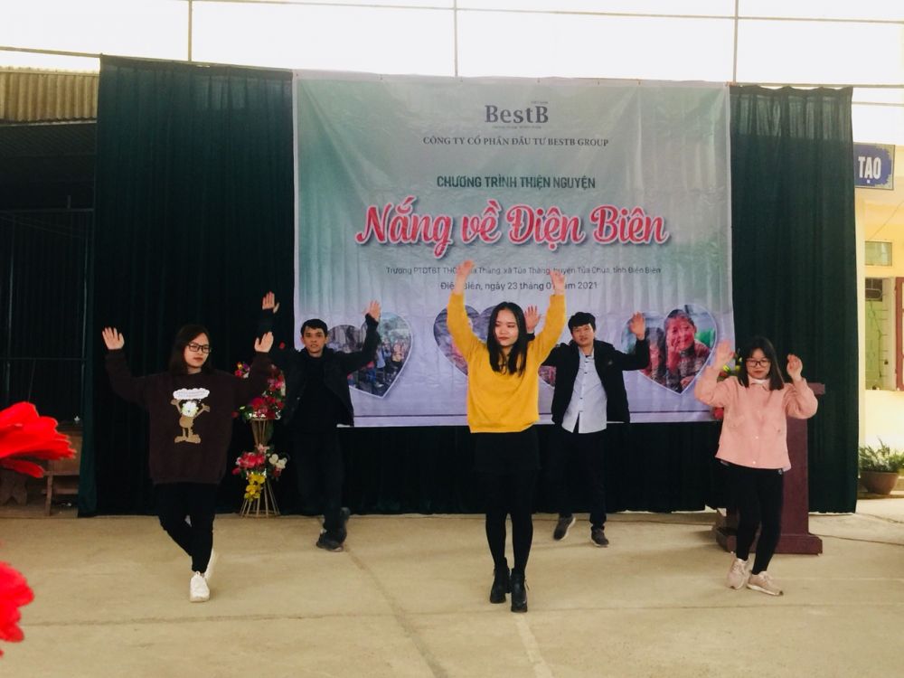 Đoàn thiện nguyện Best B Group giao lưu văn nghệ tại trường Dân tộc bán trú THCS Tủa Thàng (huyện Tủa Chùa).