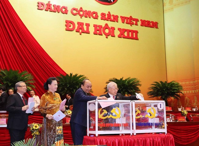 Tổng B&iacute; thư, Chủ tịch nước Nguyễn Ph&uacute; Trọng, Thủ tướng Nguyễn Xu&acirc;n Ph&uacute;c, Chủ tịch Quốc hội Nguyễn Thị Kim Ng&acirc;n, Thường trực Ban B&iacute; thư Trần Quốc Vượng bỏ phiếu bầu Ban Chấp h&agrave;nh Trung ương kh&oacute;a XIII. Ảnh: TTXVN.